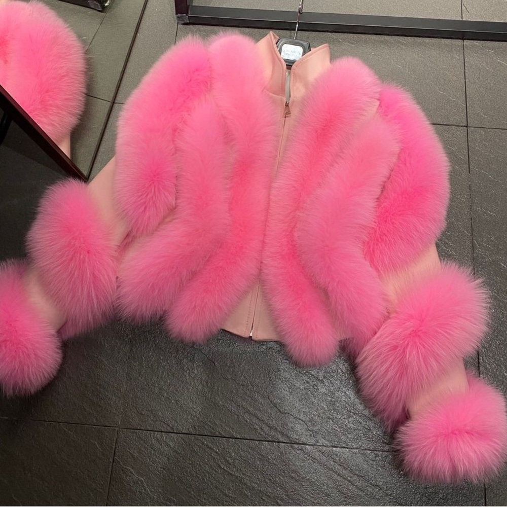 Fox fur jacket with genuine leather. Size Small but fits like a medium